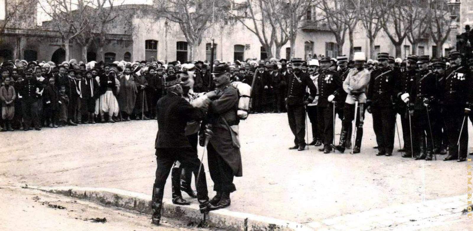 2312- Tlemcen - Place Cavaignac - Devant Eglise - Remise Decorations2 - Janvier 1913.jpg